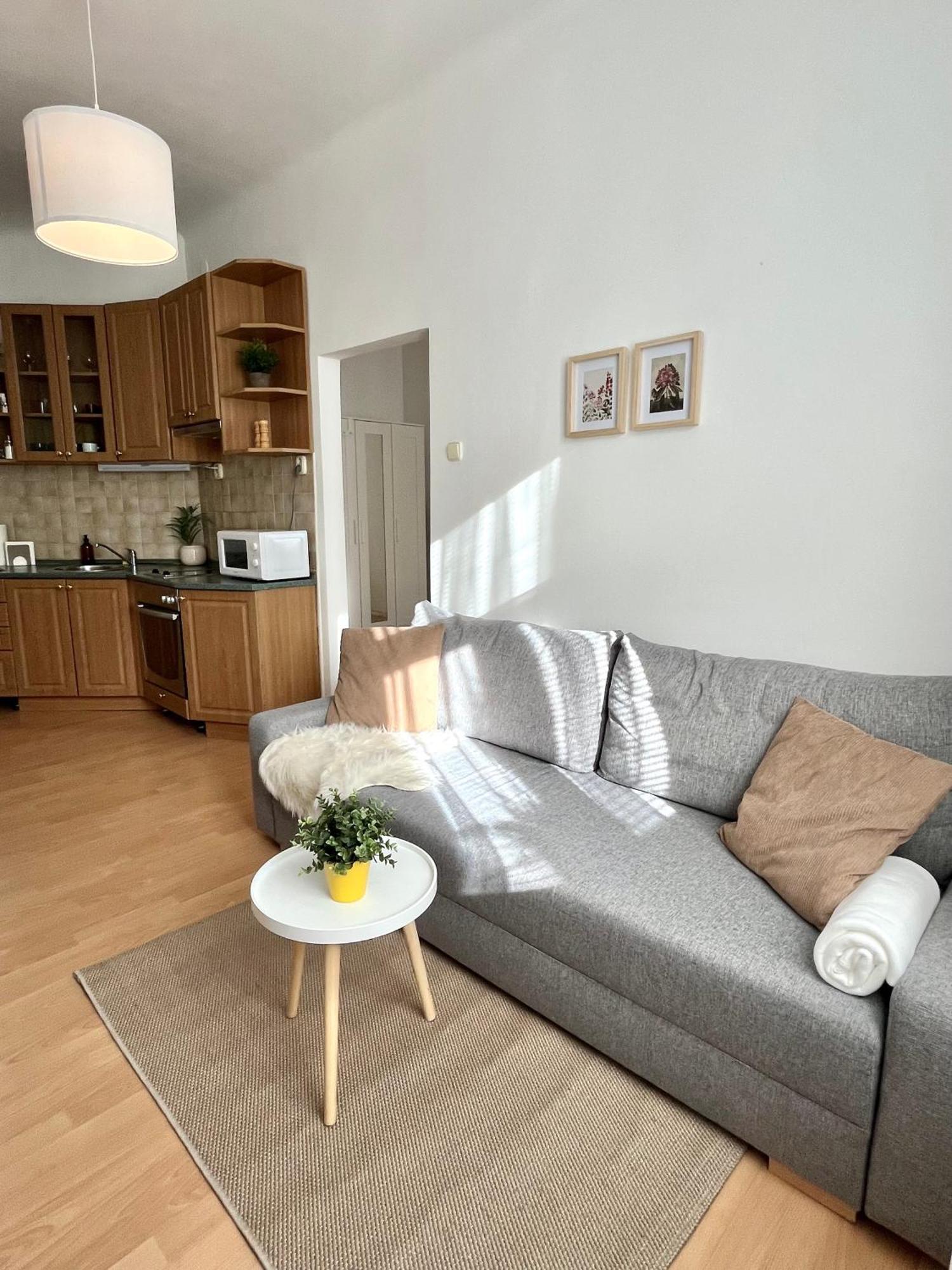 Apartment Caroline - Old Town, Ac บราติสลาวา ภายนอก รูปภาพ