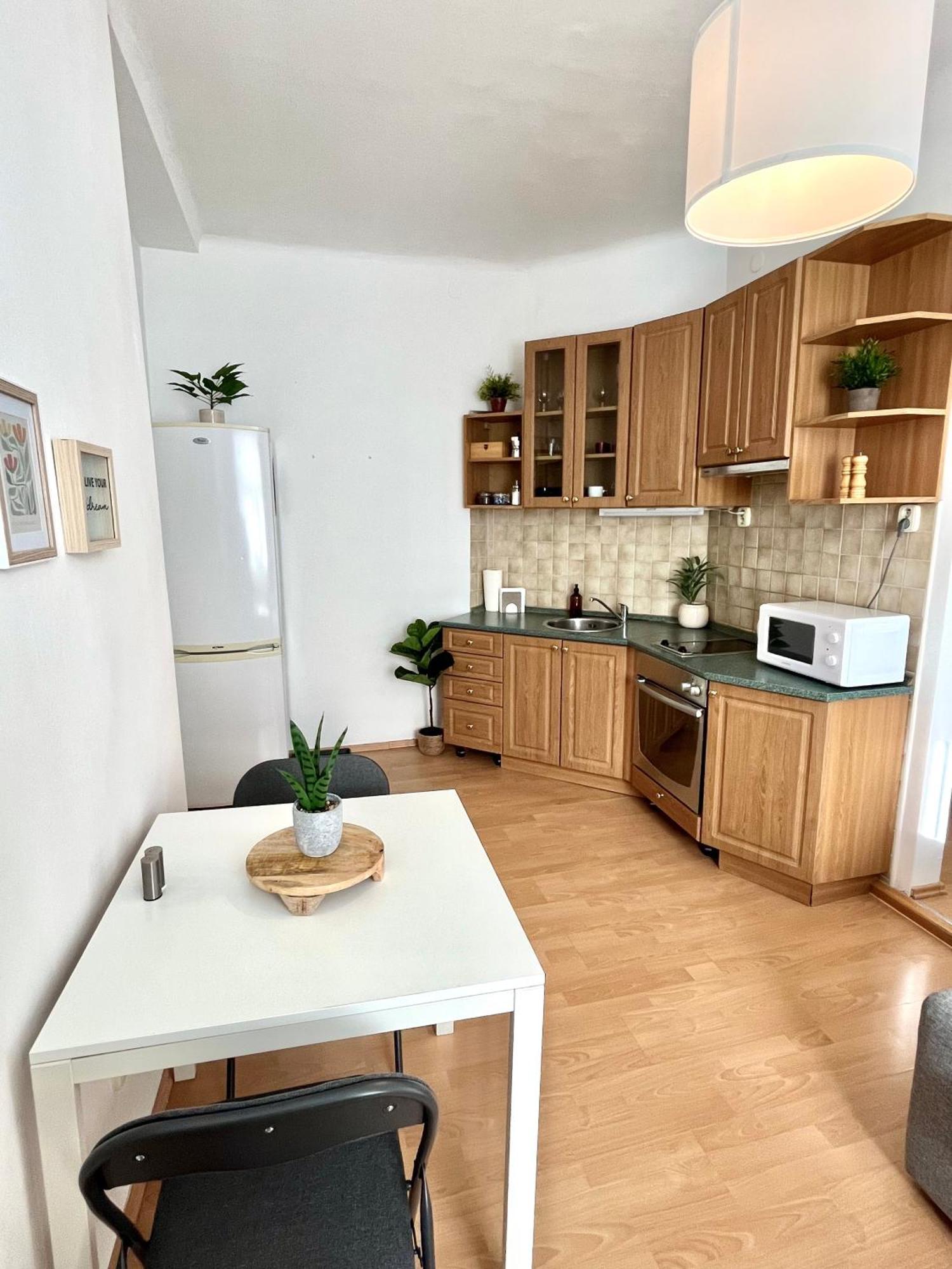 Apartment Caroline - Old Town, Ac บราติสลาวา ภายนอก รูปภาพ