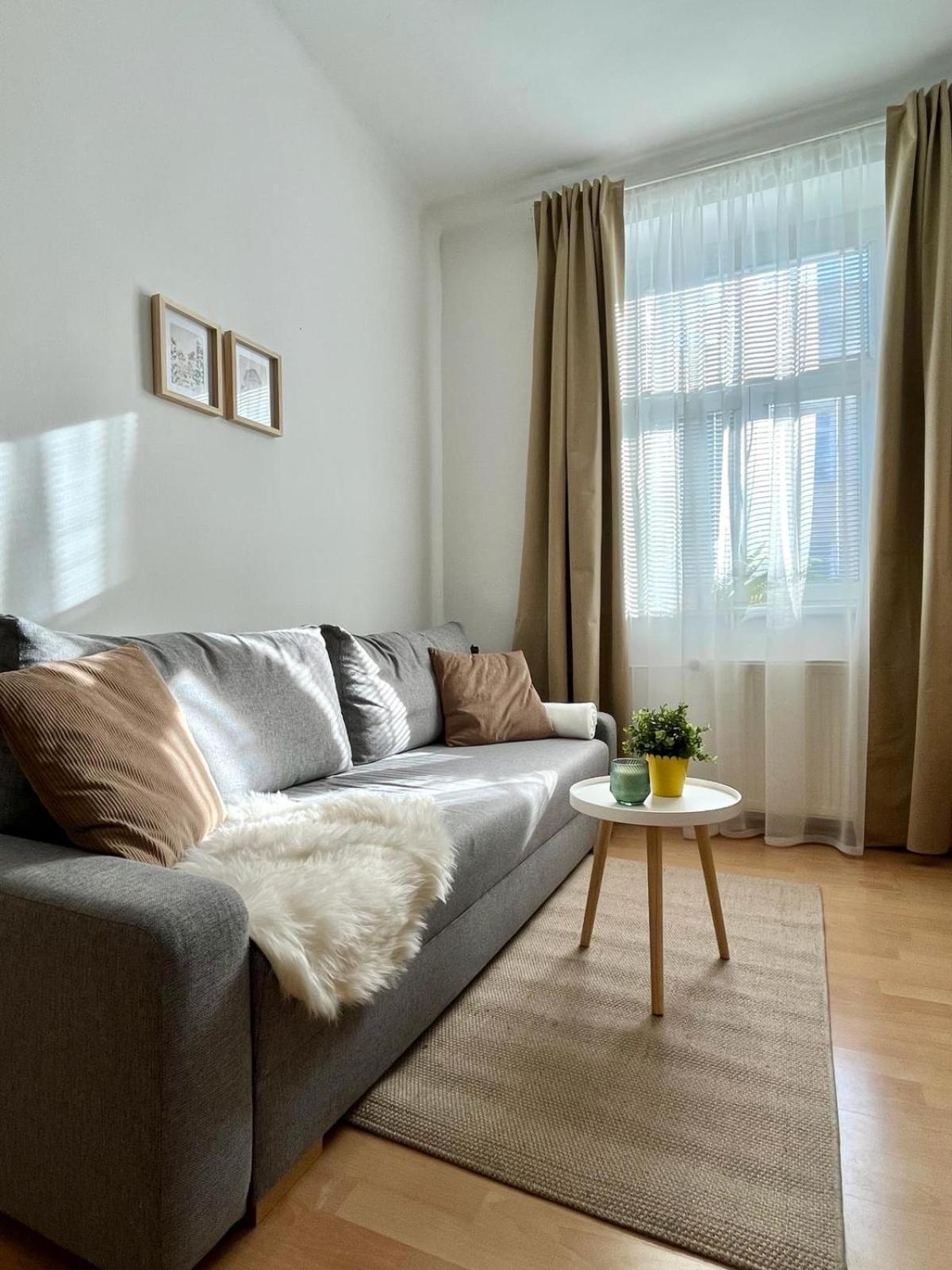 Apartment Caroline - Old Town, Ac บราติสลาวา ภายนอก รูปภาพ