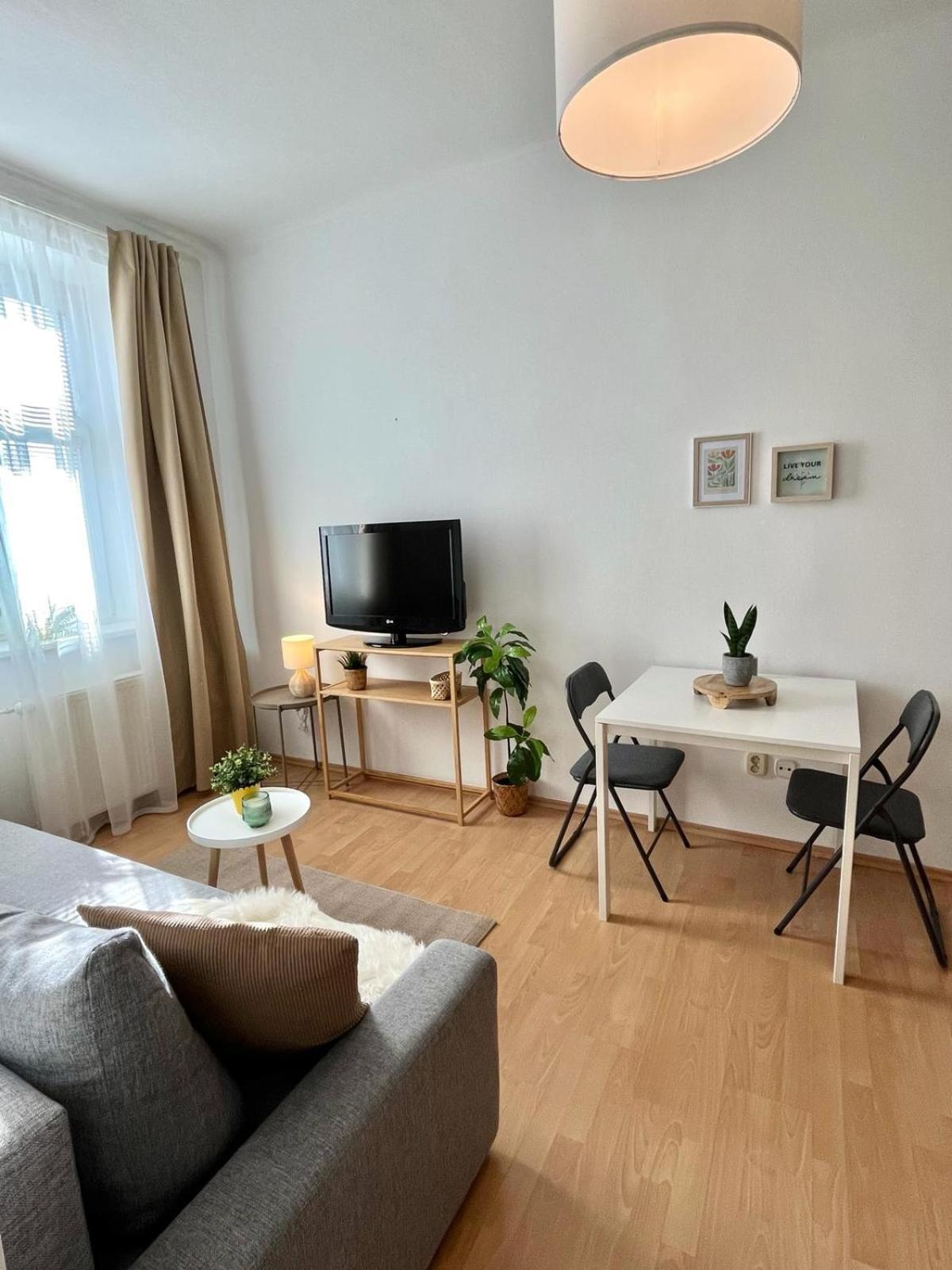Apartment Caroline - Old Town, Ac บราติสลาวา ภายนอก รูปภาพ