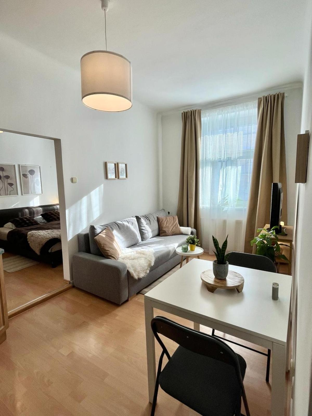 Apartment Caroline - Old Town, Ac บราติสลาวา ภายนอก รูปภาพ