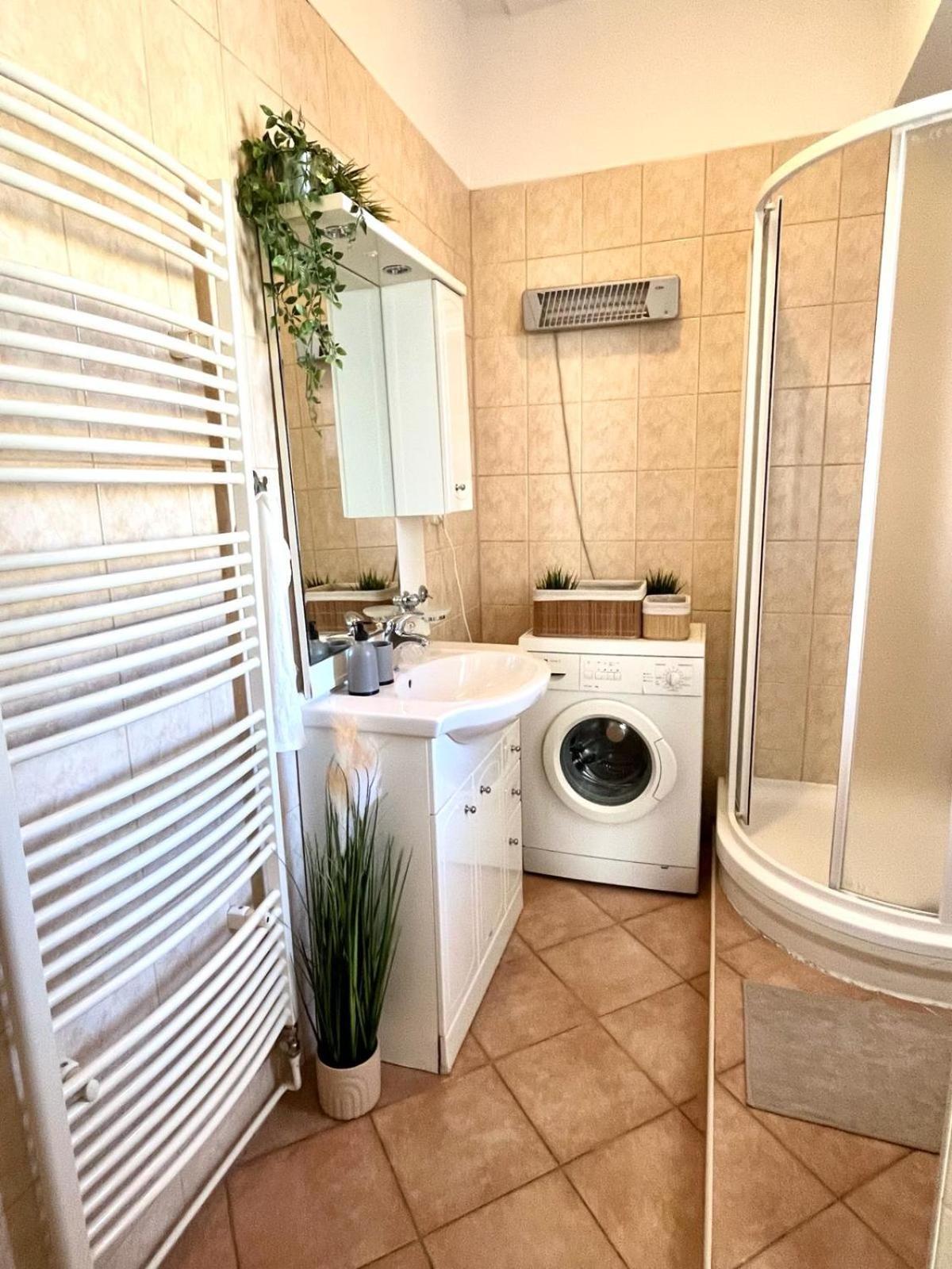 Apartment Caroline - Old Town, Ac บราติสลาวา ภายนอก รูปภาพ